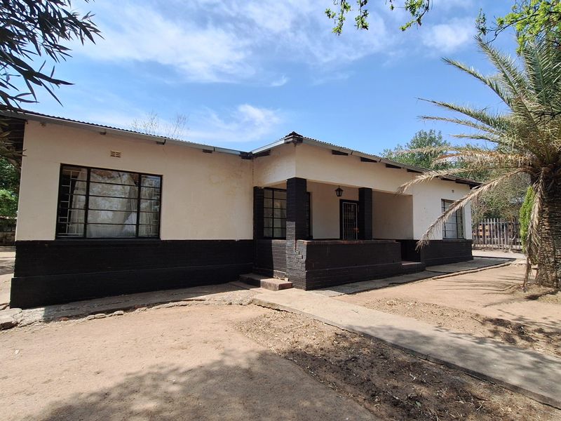 7 Bedroom Property for sale - Photo 2