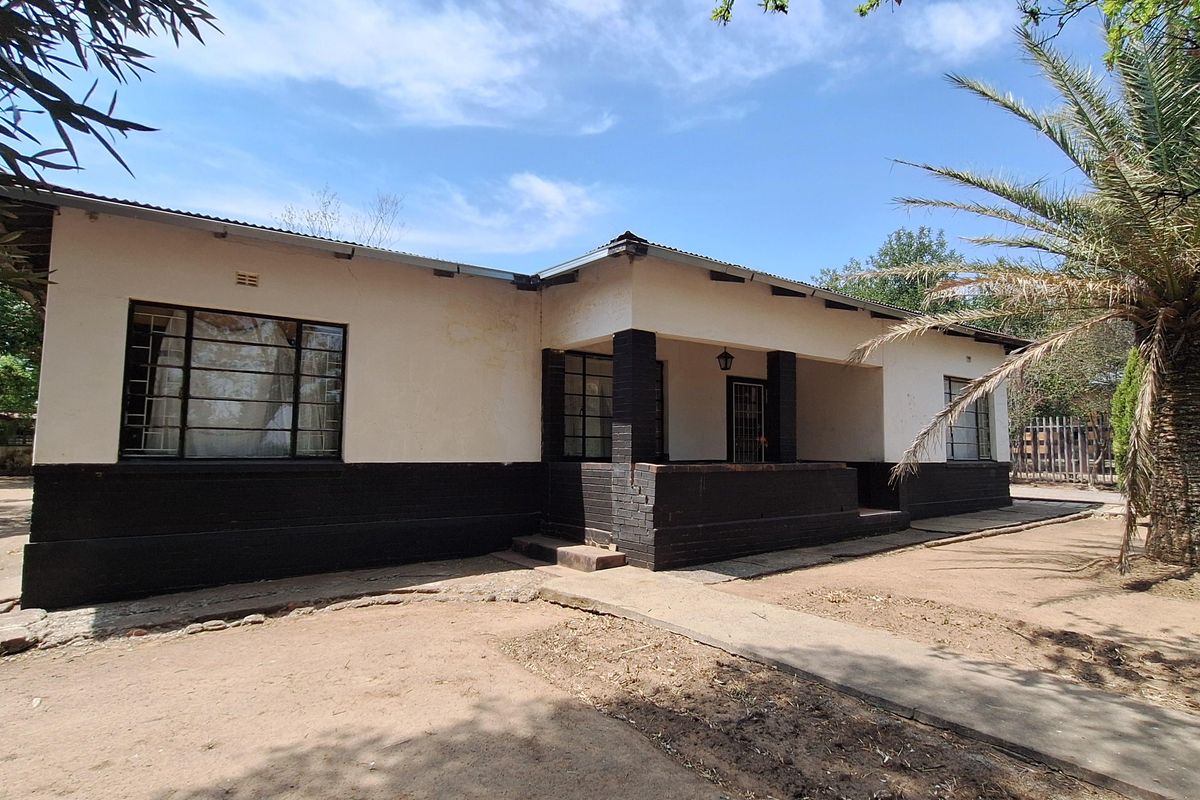 7 Bedroom Property for sale - Photo 2