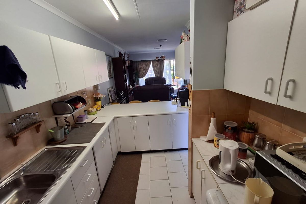 Neat 3-Bedroom Simplex in a Secure Complex – The Orchards - Photo 3