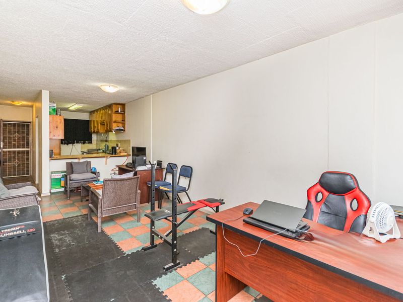 2 Bedroom Apartment for sale in Lyttelton manor - Photo 4