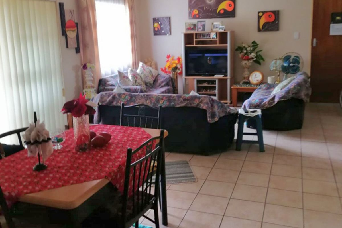 Townhouse in retirement Village for sale. - Photo 4