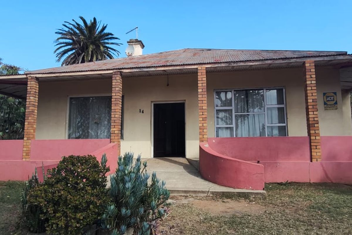 Four bedroom Freehold home in Redhouse, Gqeberha. Perfect for families seeking space and comfort! - Photo 2