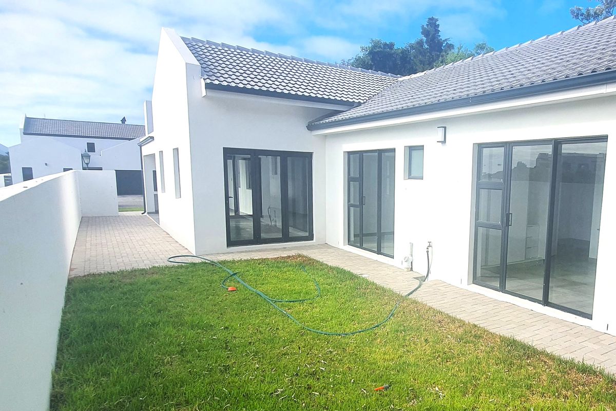 Modern 4 Bedroom Home for Sale in Shelley Point Security Coastal Golf Estate - Photo 2