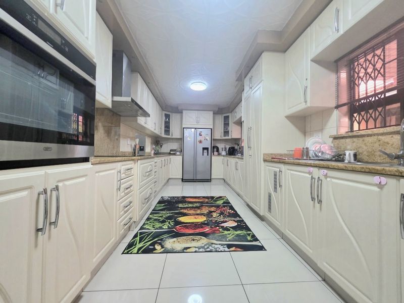 Stunning MOVE IN READY!! Home in the heart of Amanzimtoti - Photo 10