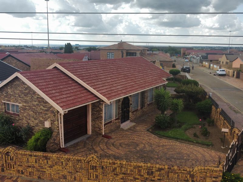 Beautiful stunning family home - Photo 4