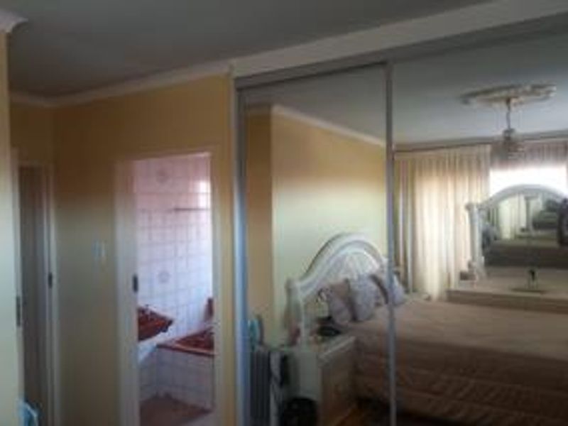 Beautiful stunning family home - Photo 10