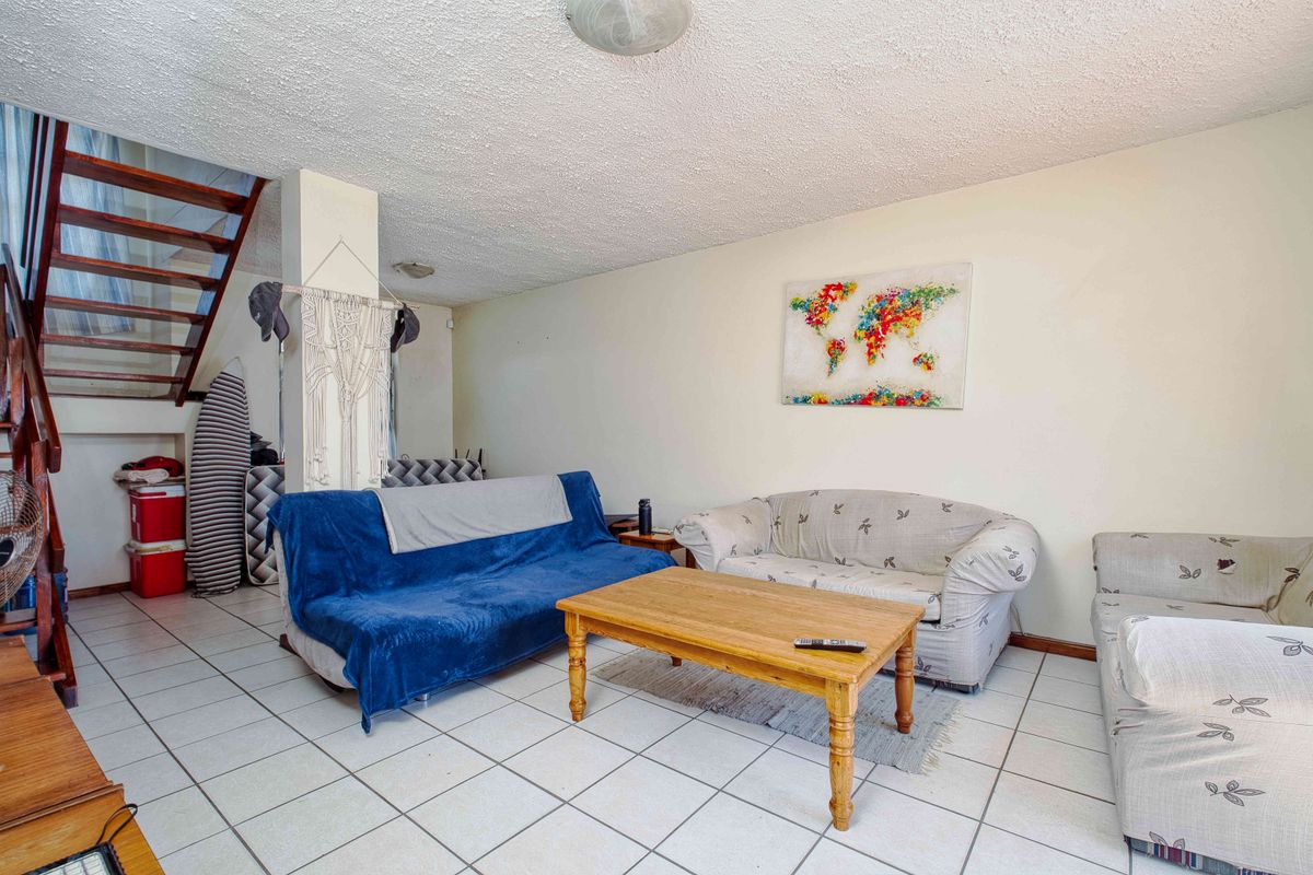 Humewood: Popular Brett La Roche Townhouse - Photo 4