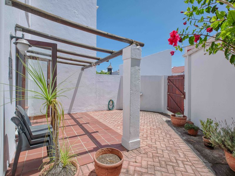 Humewood: Popular Brett La Roche Townhouse - Photo 3