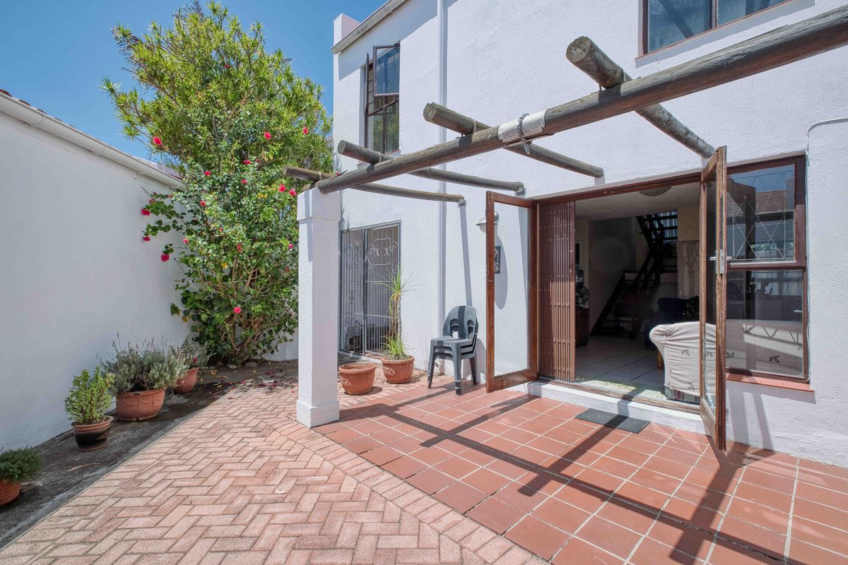 Humewood: Popular Brett La Roche Townhouse - Photo 2