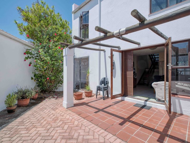 Humewood: Popular Brett La Roche Townhouse - Photo 2