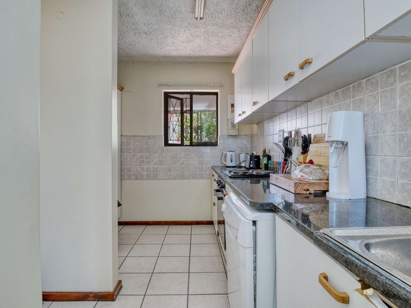 Humewood: Popular Brett La Roche Townhouse - Photo 10