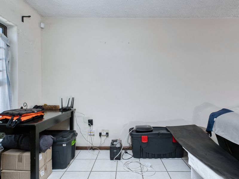 Humewood: Popular Brett La Roche Townhouse - Photo 6