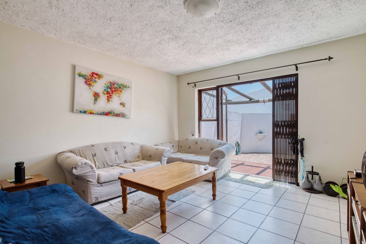 Humewood: Popular Brett La Roche Townhouse - Photo 5