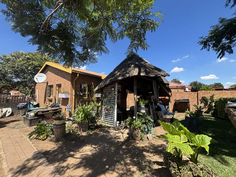 Face Brick home with room to expand - Photo 10