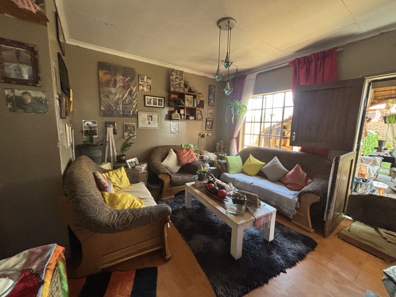 Face Brick home with room to expand - Photo 3