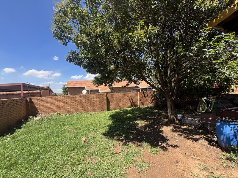 Face Brick home with room to expand - Photo 2