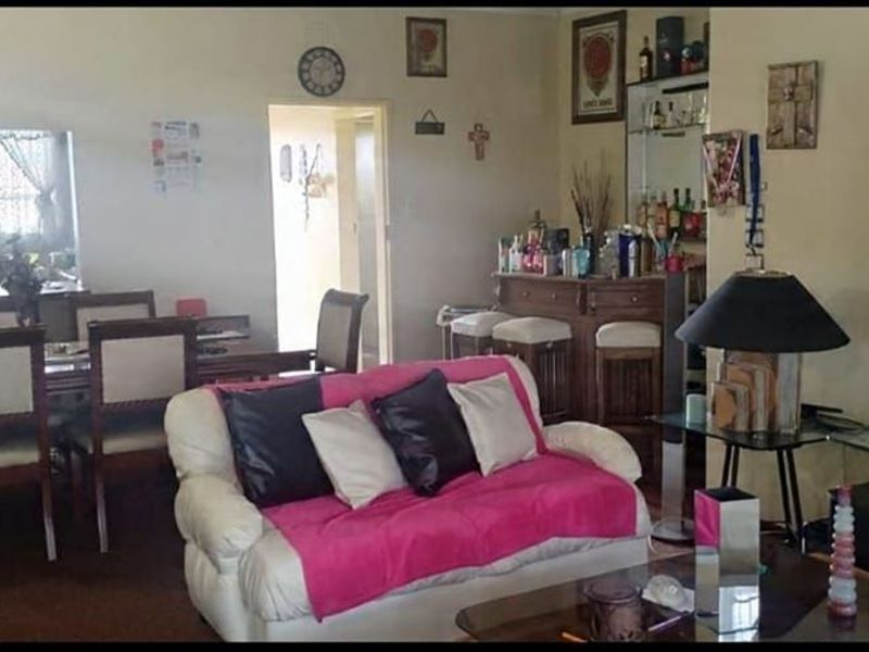 Neat Facebrick Home with Covered Patio and Communal Garden - Photo 5