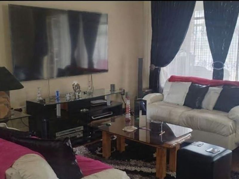 Neat Facebrick Home with Covered Patio and Communal Garden - Photo 8