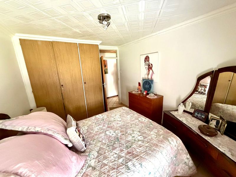 Spacious Family Home with Solar, Workshop & Excellent Extras - Photo 9