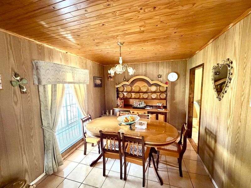 Spacious Family Home with Solar, Workshop & Excellent Extras - Photo 7