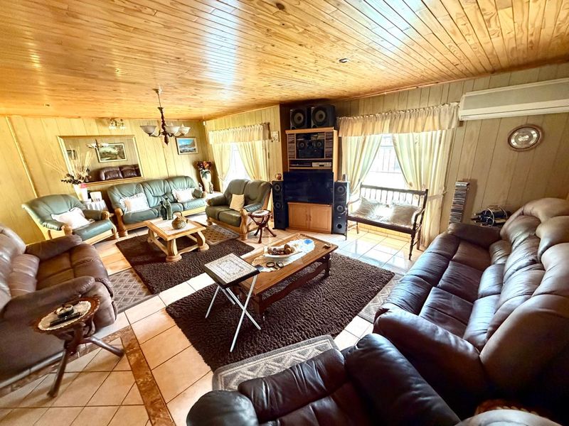Spacious Family Home with Solar, Workshop & Excellent Extras - Photo 4
