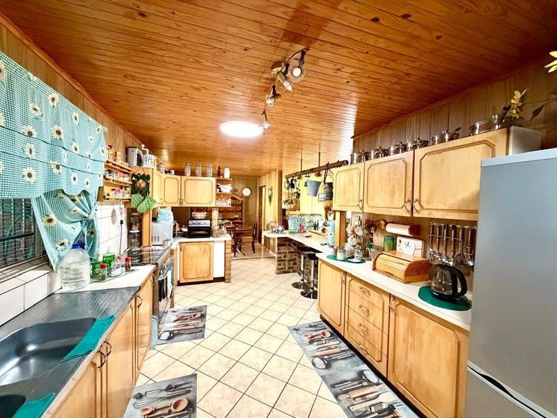 Spacious Family Home with Solar, Workshop & Excellent Extras - Photo 3