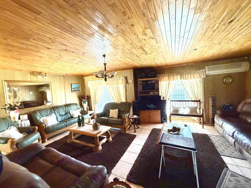 Spacious Family Home with Solar, Workshop & Excellent Extras - Photo 5