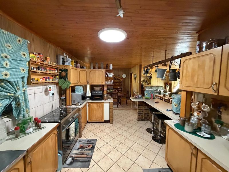 Spacious Family Home with Solar, Workshop & Excellent Extras - Photo 2