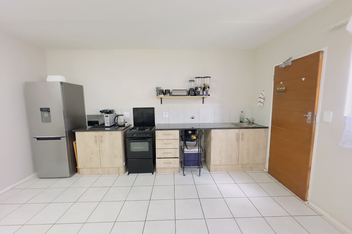 Modern 3-Bedroom Apartment in Secure Greenleaf Estate - Photo 3