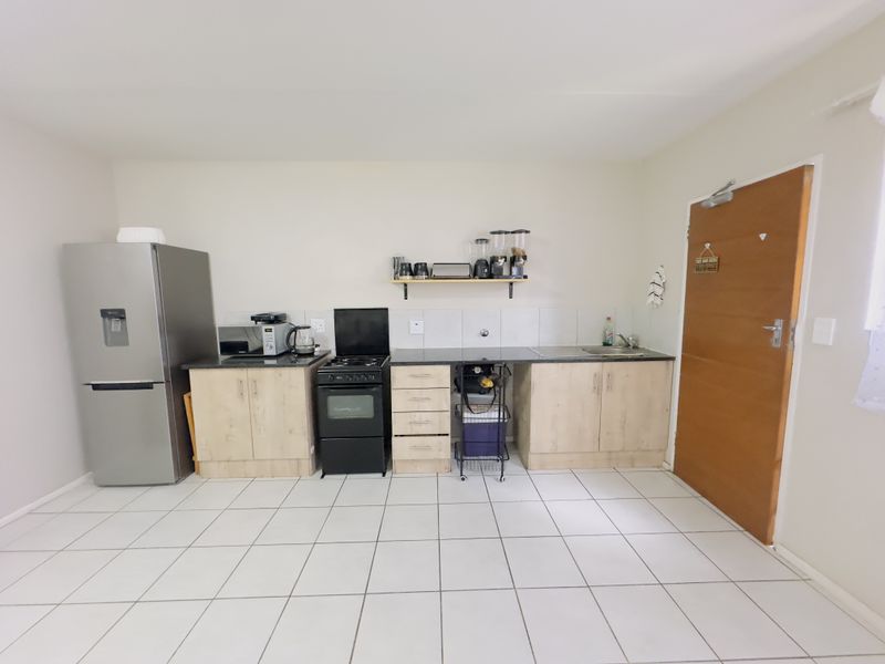 Modern 3-Bedroom Apartment in Secure Greenleaf Estate - Photo 3