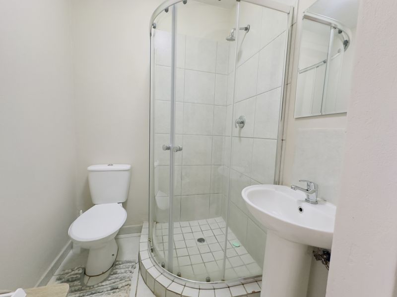 Modern 3-Bedroom Apartment in Secure Greenleaf Estate - Photo 7