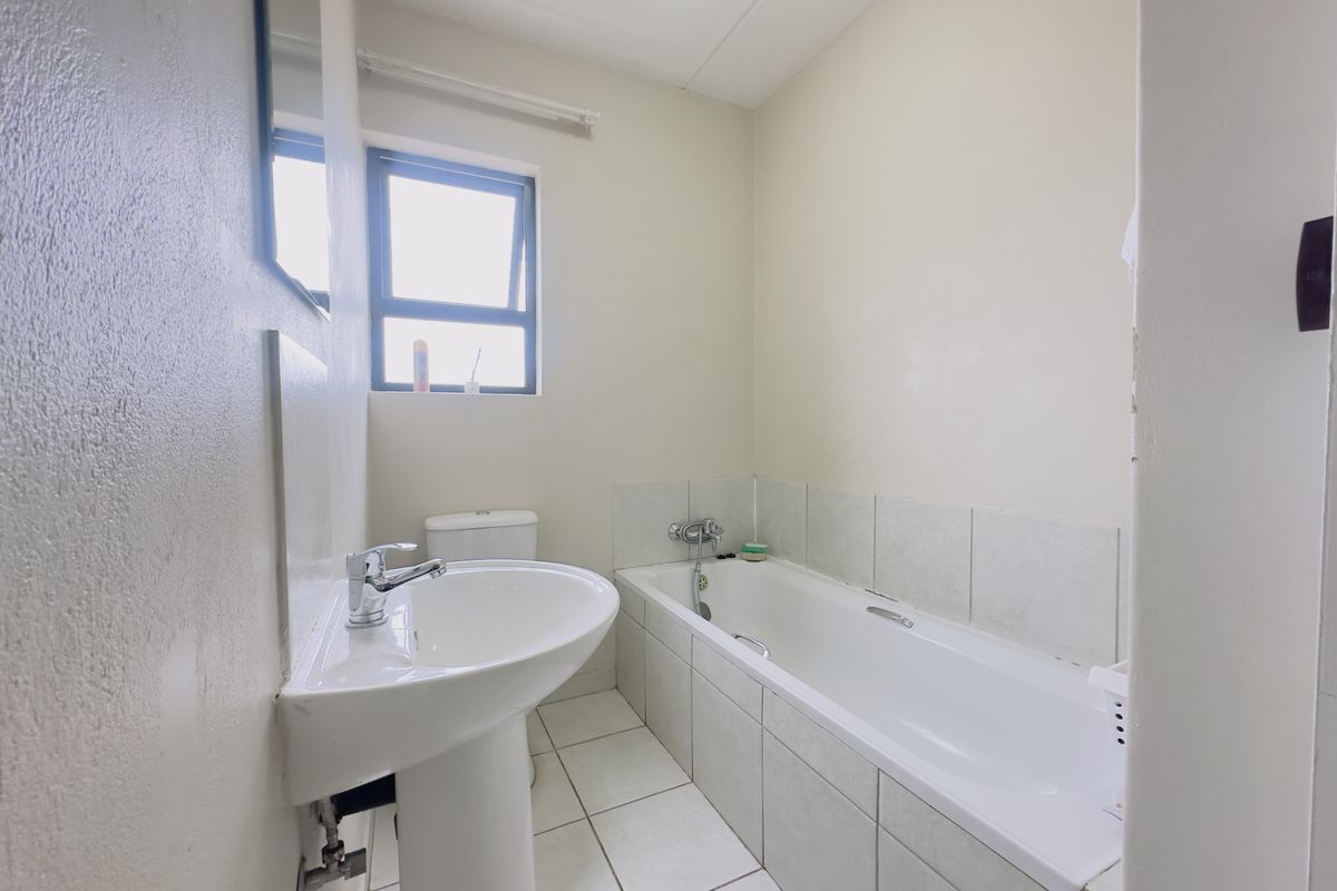 Modern 3-Bedroom Apartment in Secure Greenleaf Estate - Photo 4