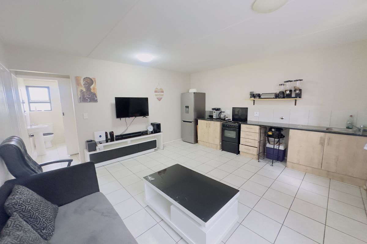 Modern 3-Bedroom Apartment in Secure Greenleaf Estate - Photo 2