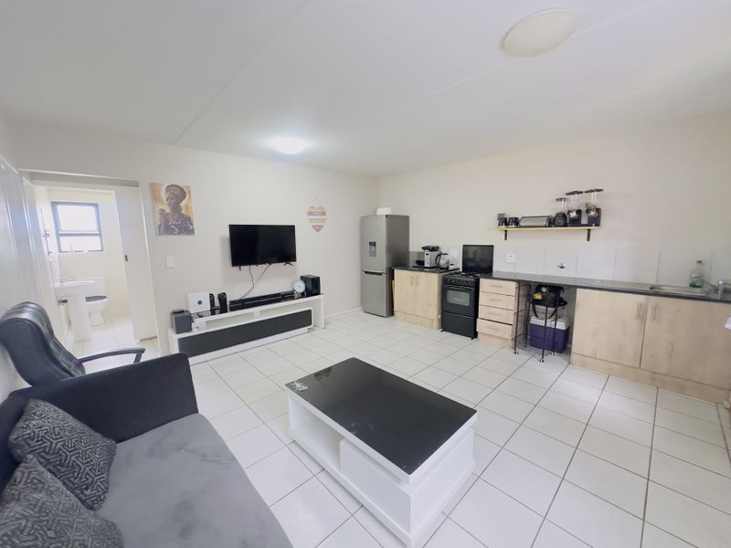 Modern 3-Bedroom Apartment in Secure Greenleaf Estate - Photo 2