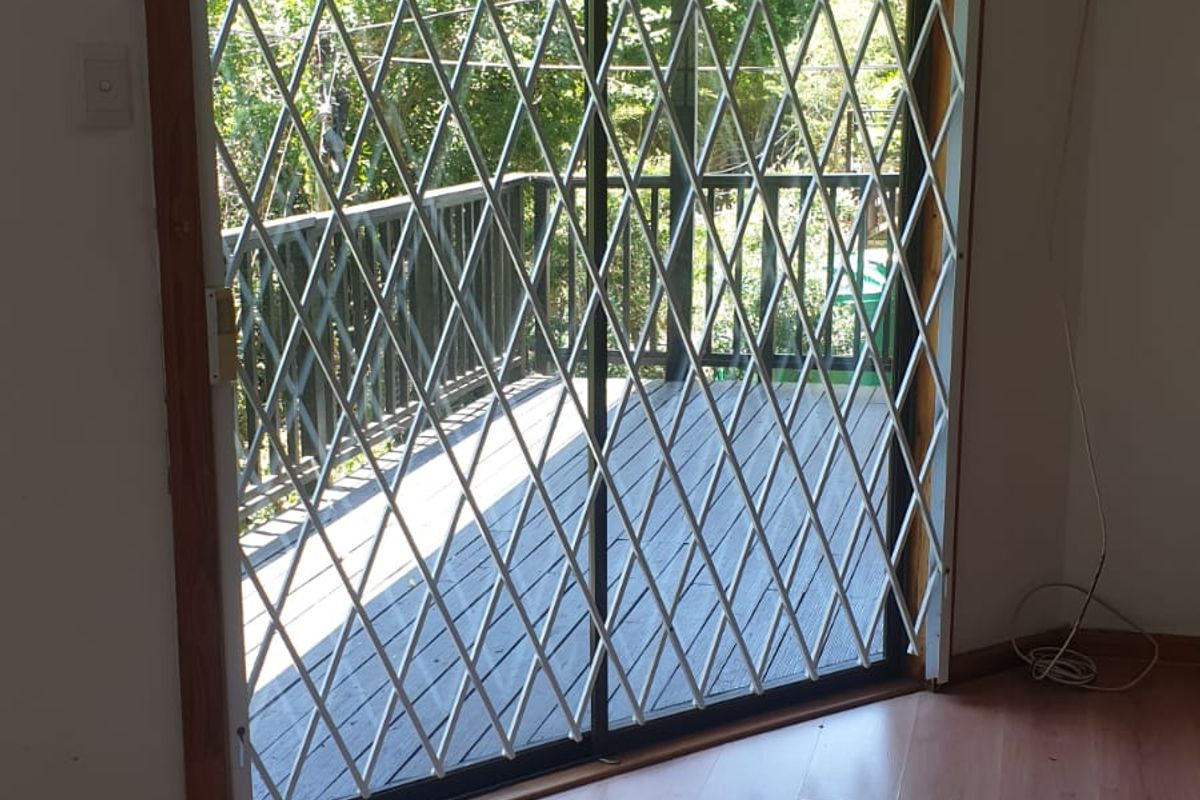 Escape to Nature: Spacious 3-Bedroom Cabin To Let Beacon Bay - Photo 5