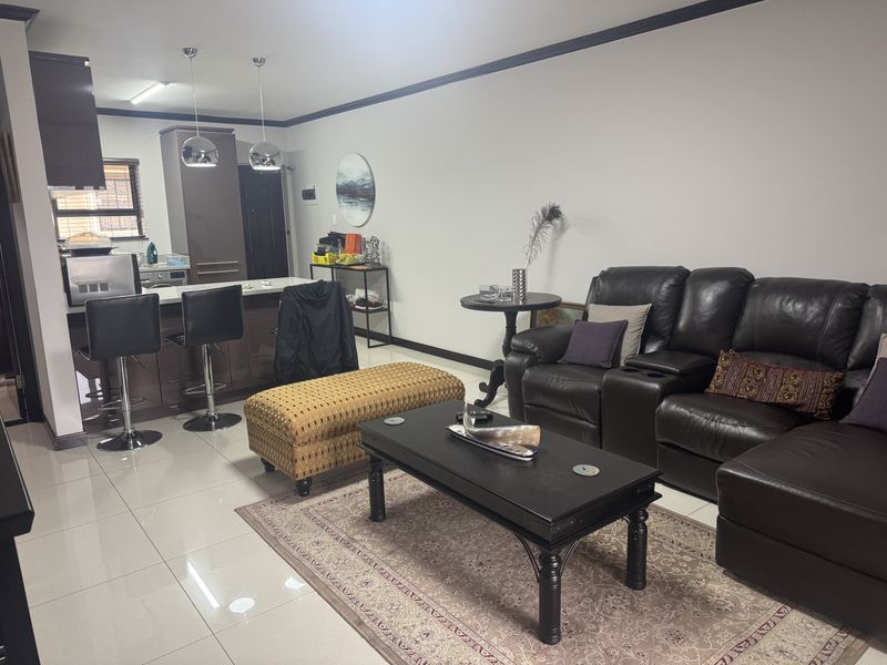 Modern, stylish 2-Bedroom Apartment with extra features! - Photo 3