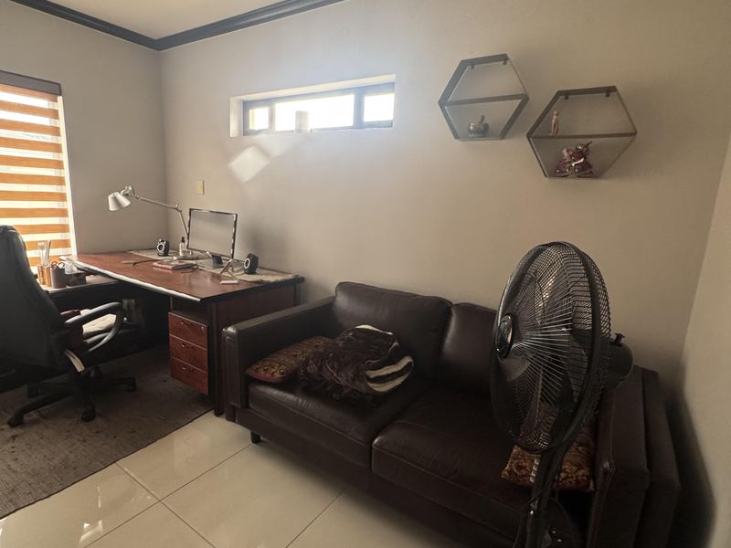 Modern, stylish 2-Bedroom Apartment with extra features! - Photo 6