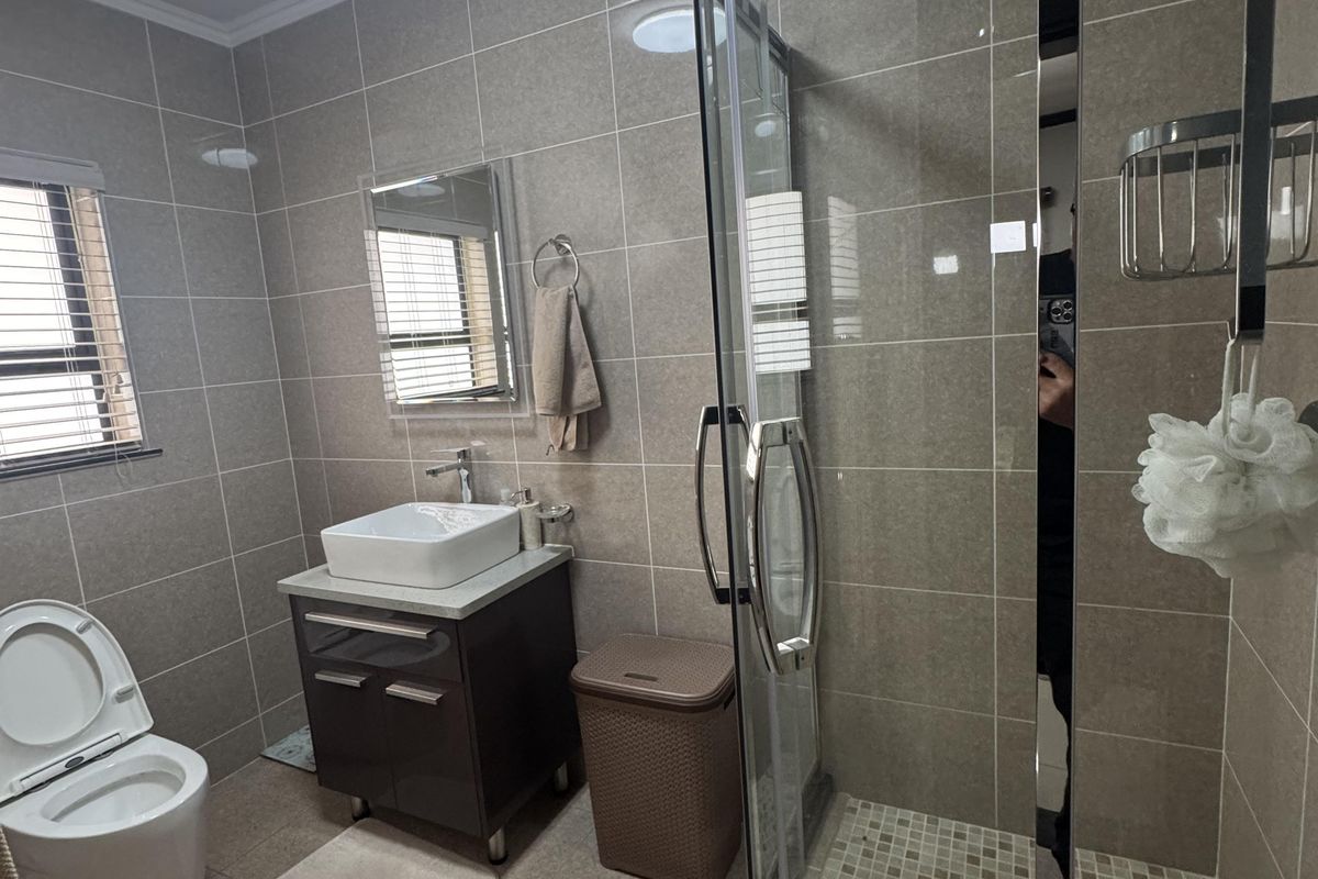 Modern, stylish 2-Bedroom Apartment with extra features! - Photo 5