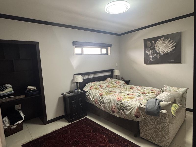 Modern, stylish 2-Bedroom Apartment with extra features! - Photo 4