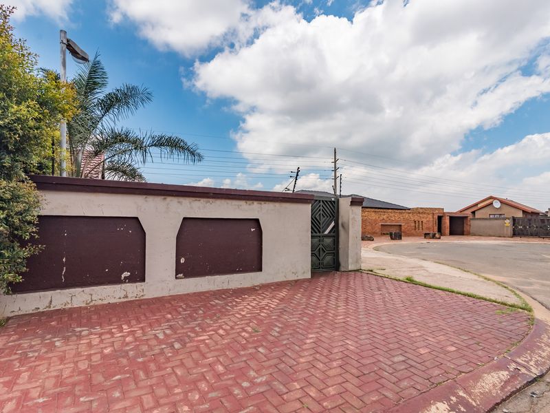3 Bedroom House For Sale in Protea Glen Ext 13 - Photo 10