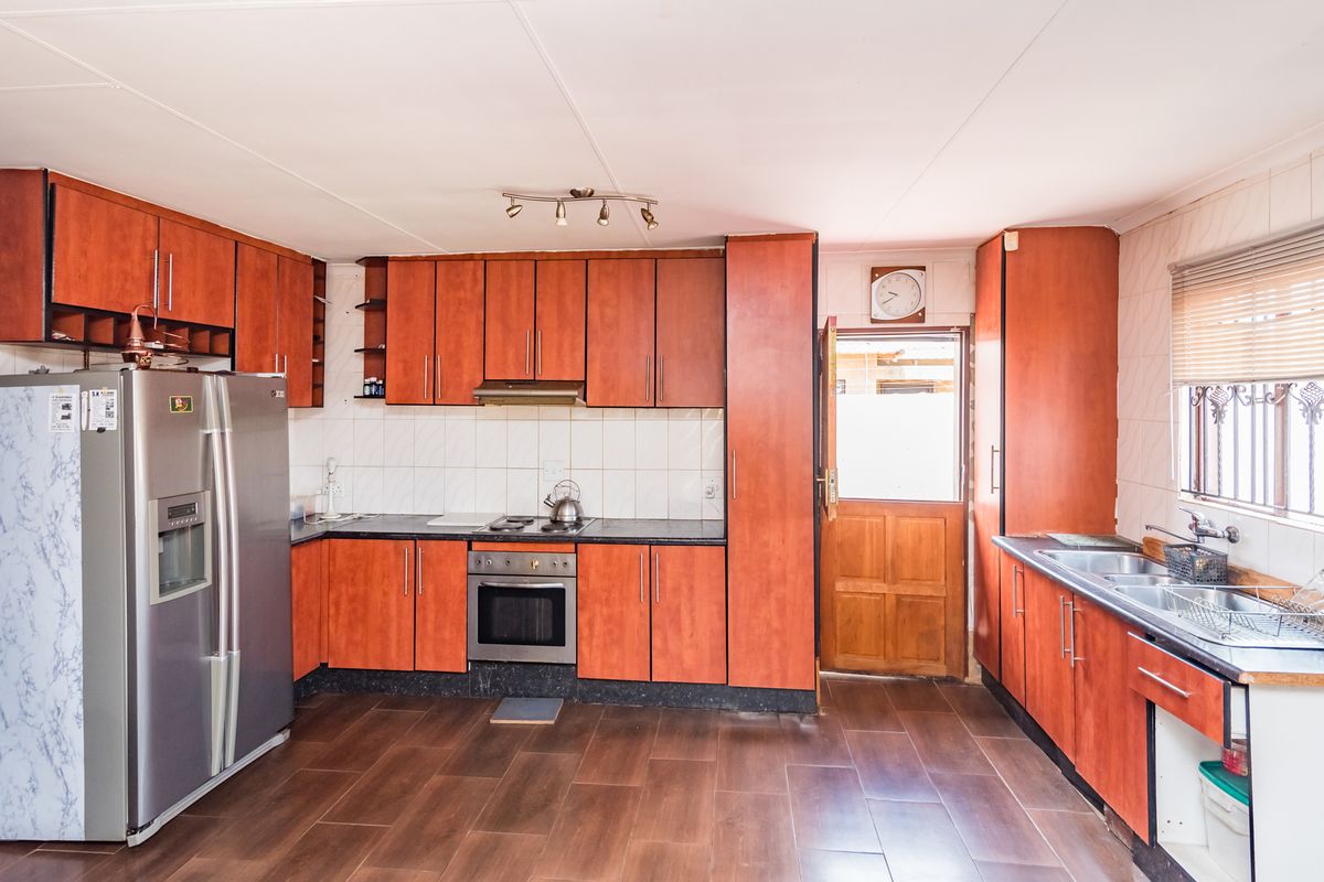 3 Bedroom House For Sale in Protea Glen Ext 13 - Photo 2