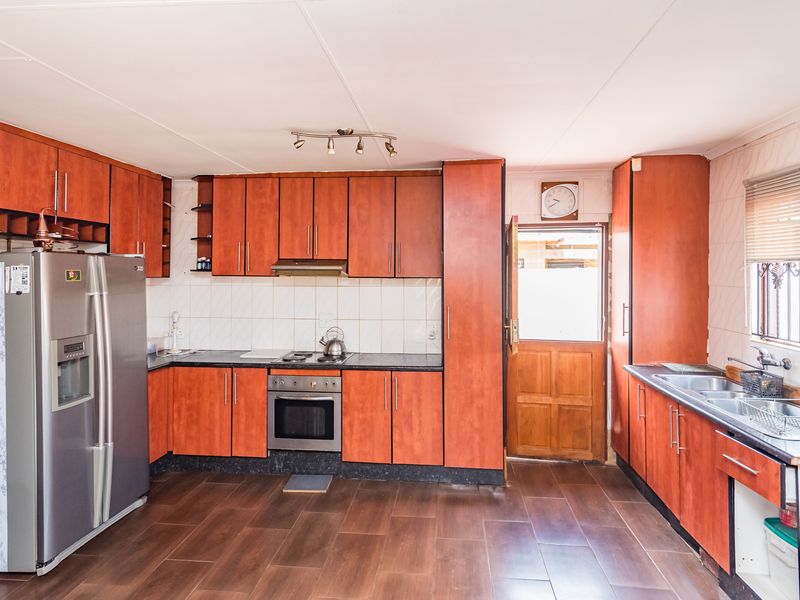 3 Bedroom House For Sale in Protea Glen Ext 13 - Photo 2