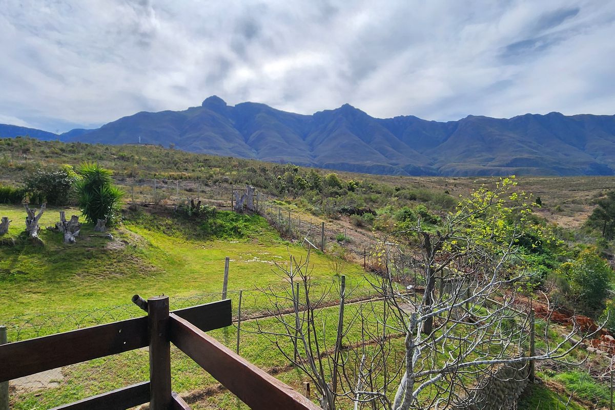 Spacious Family Home with 3 Vacant Plots & Mountain Views - Photo 3