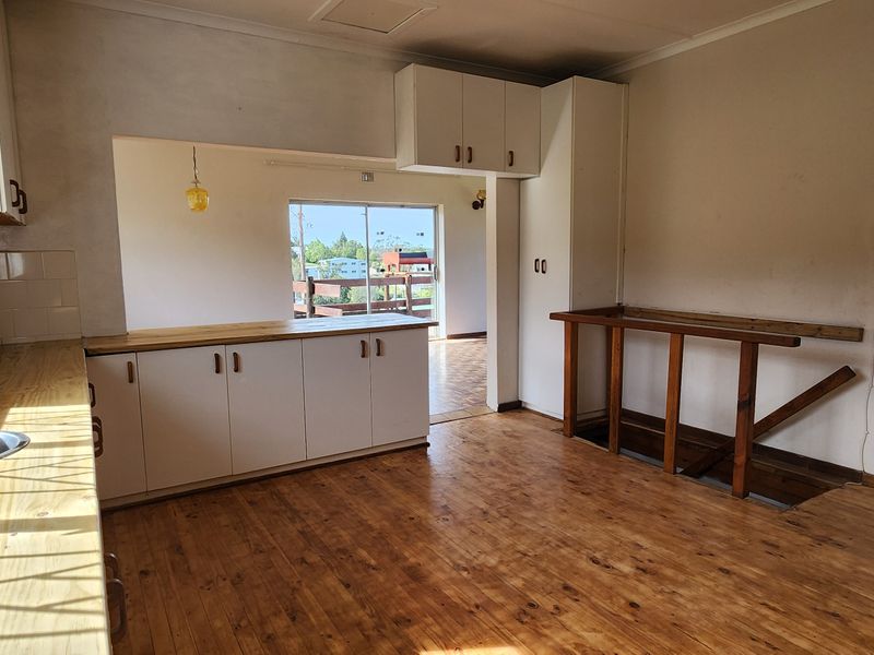 Spacious Family Home with 3 Vacant Plots & Mountain Views - Photo 9