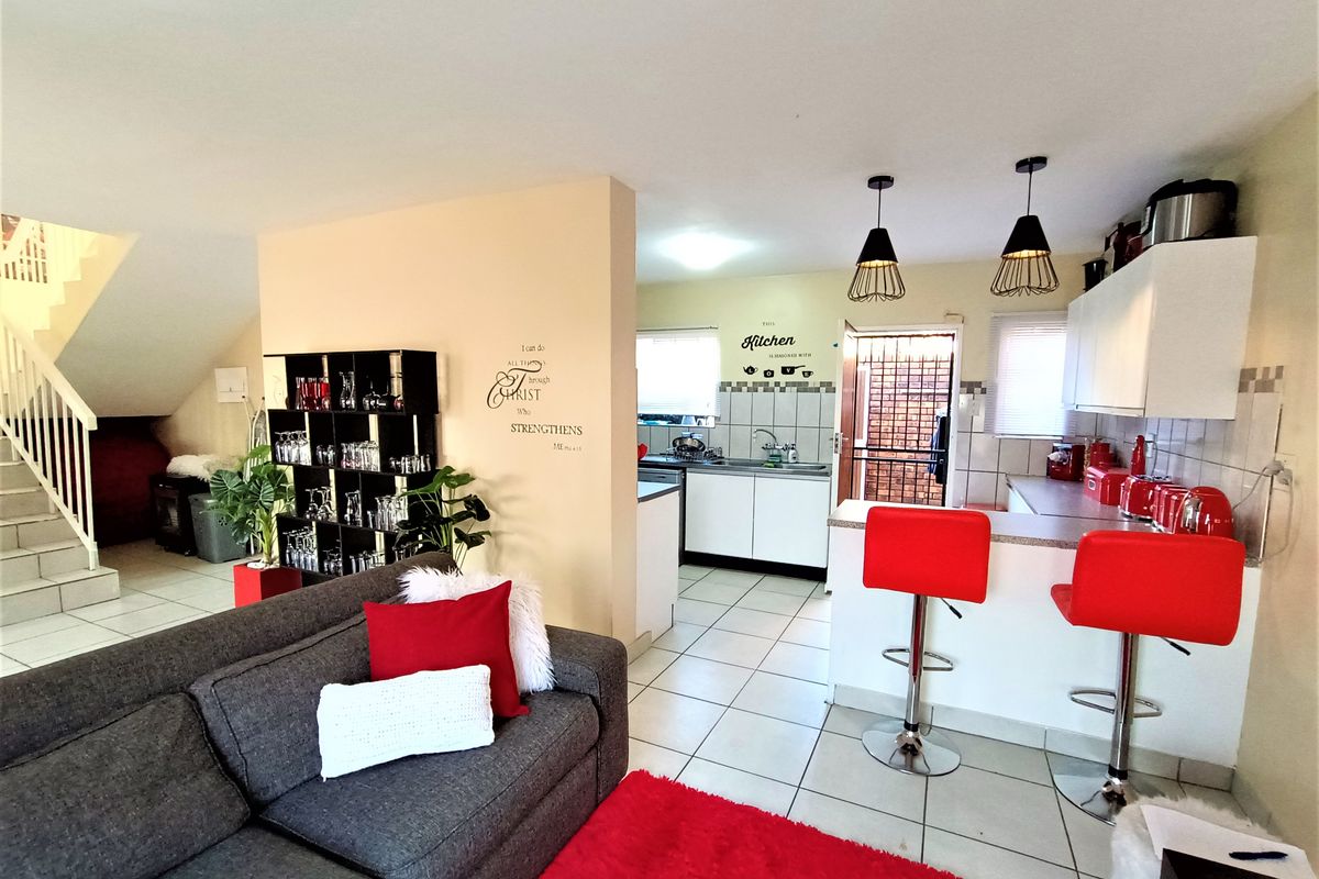 Modern, Spacious Duplex Townhouse(Pet-Friendly) – Prime Location Zwartkop - Photo 2