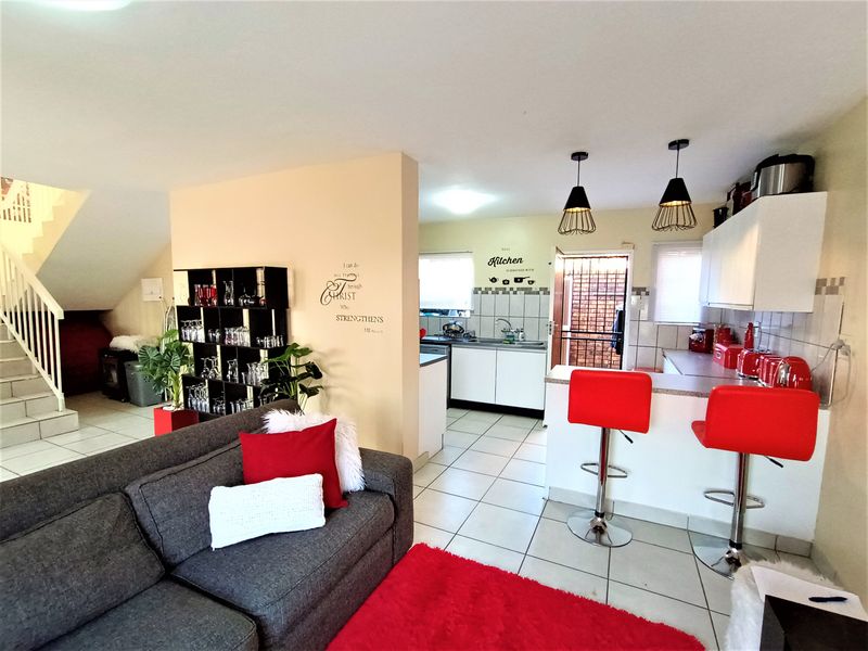 Modern, Spacious Duplex Townhouse(Pet-Friendly) – Prime Location Zwartkop - Photo 2
