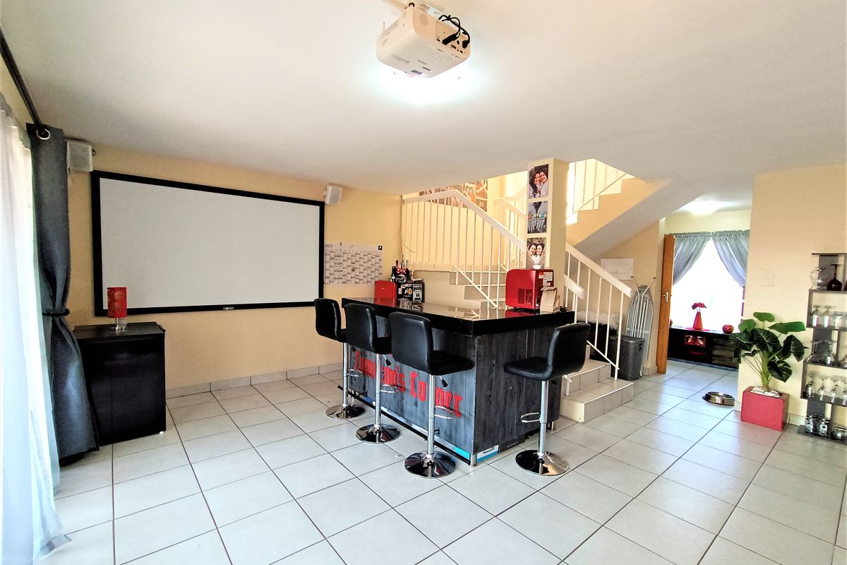 Modern, Spacious Duplex Townhouse(Pet-Friendly) – Prime Location Zwartkop - Photo 3