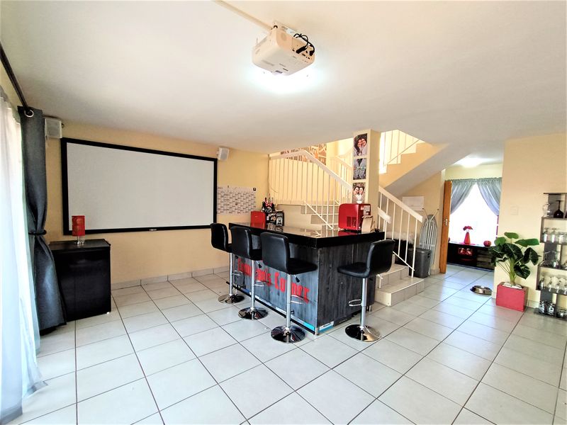 Modern, Spacious Duplex Townhouse(Pet-Friendly) – Prime Location Zwartkop - Photo 3
