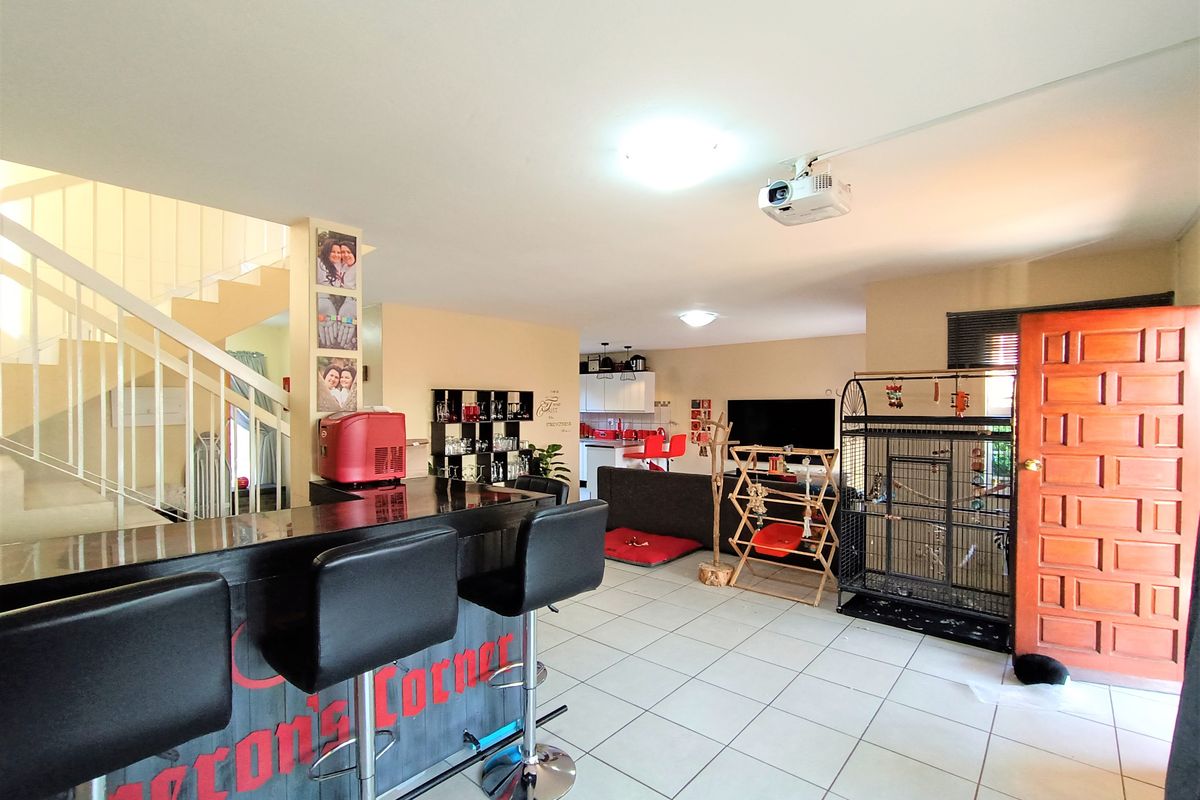 Modern, Spacious Duplex Townhouse(Pet-Friendly) – Prime Location Zwartkop - Photo 4