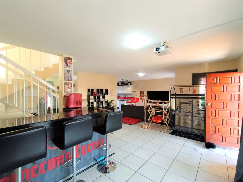 Modern, Spacious Duplex Townhouse(Pet-Friendly) – Prime Location Zwartkop - Photo 4